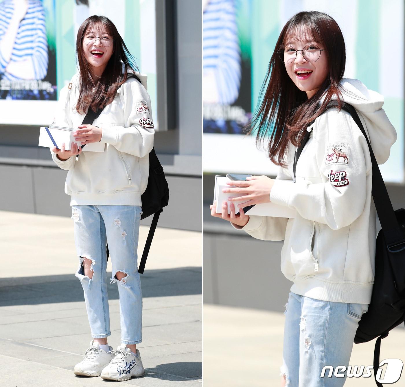 본문 이미지 - '먹방 유투버' 쯔양이 27일 서울 여의도 KBS 본관에서 열린 라디오 방송을 마치고 퇴근하고 있다. 2020.4.27/뉴스 ⓒ News1 권현진 기자