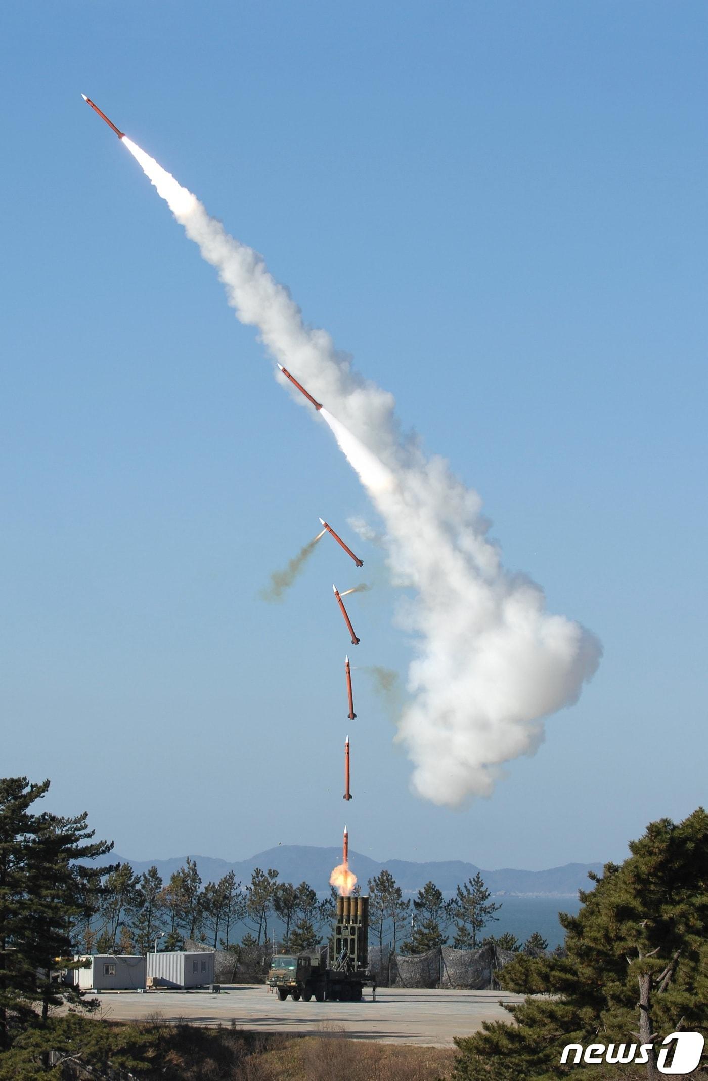 본문 이미지 - 천궁의 유도탄이 발사대에서 발사된 뒤 공중에서 방향을 바꾸어 표적으로 날아가고 있다.(방위사업청 제공) ⓒ 뉴스1