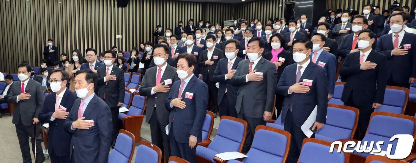 본문 이미지 - 심재철 미래통합당 대표 권한대행과 21대 총선 당선자들이 28일 서울 여의도 국회에서 열린 당선자 총회에서 국민의례를 하고 있다. 2020.4.28/뉴스1 ⓒ News1 김명섭 기자
