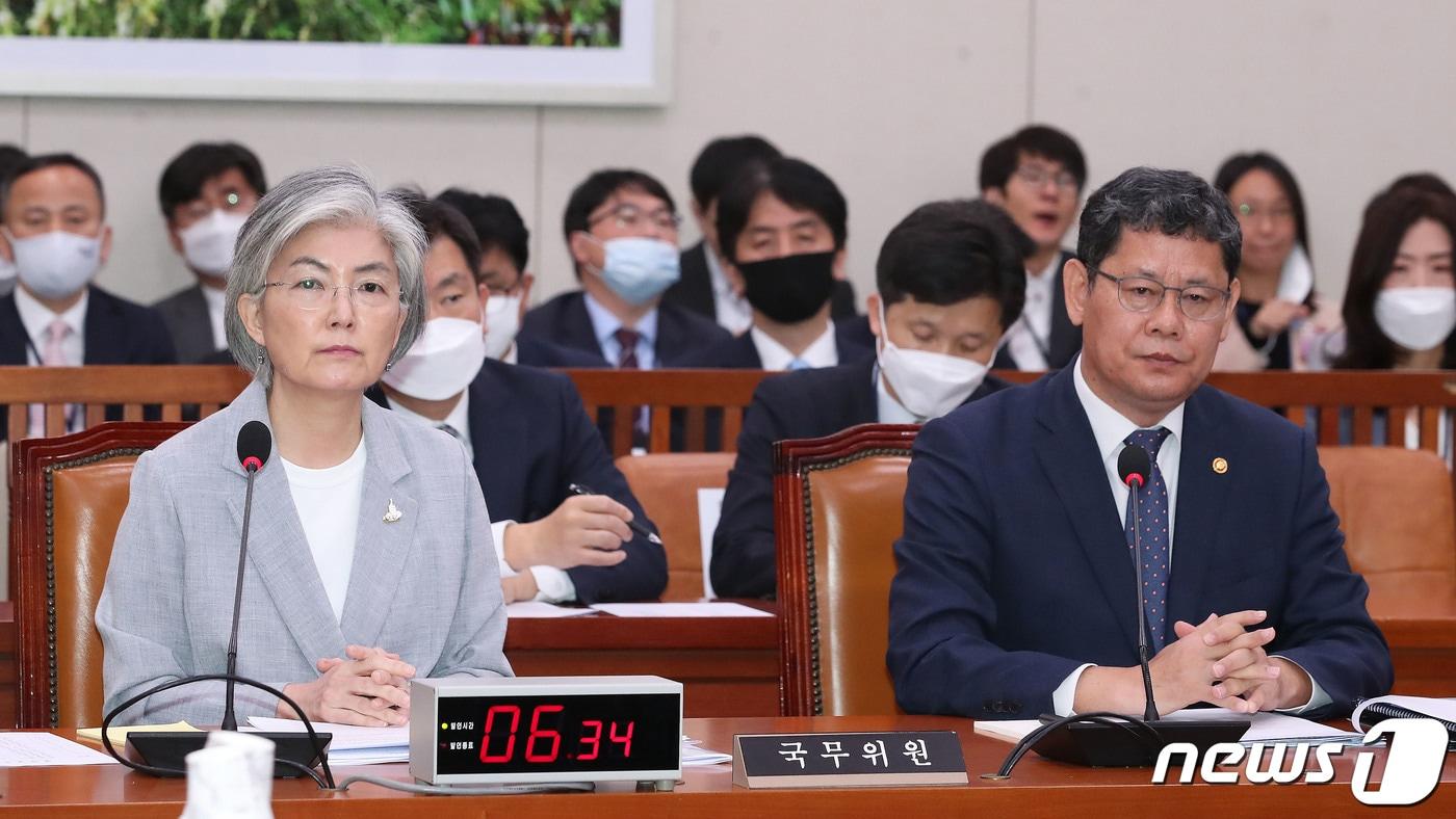 본문 이미지 - 강경화 외교부 장관(왼쪽)과 김연철 통일부 장관이 28일 오전 서울 여의도 국회에서 열린 외교통일위원회 전체회의에서 김정은 북한 국무위원장 신변이상설 관련 질의를 받고 있다. 2020.4.28/뉴스1 ⓒ News1 임세영 기자