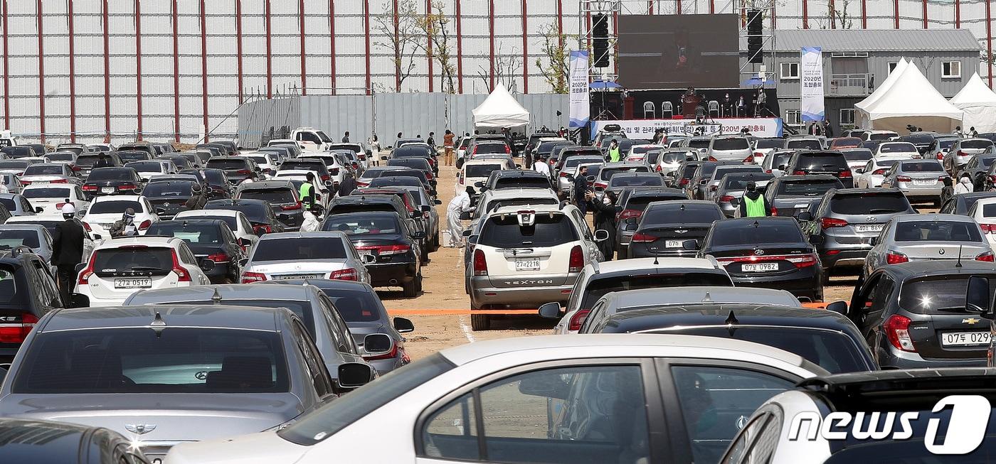 28일 서울 개포주공1단지 내 공터에서 열린 재건축 조합의 ‘드라이브 스루’ 관리처분 총회에서 조합원들이 각자 차량을 탄 채 투표를 하고 있다. ⓒ News1 박지혜 기자
