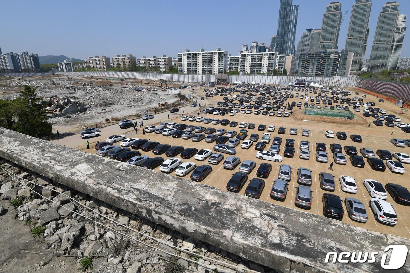 28일 서울 개포주공1단지 내 공터에서 열린 재건축 조합의 ‘드라이브 스루’ 관리처분 총회에서 조합원들이 탄 차량들이 정차돼 있다.  2020.4.28/뉴스1 ⓒ News1 박지혜 기자