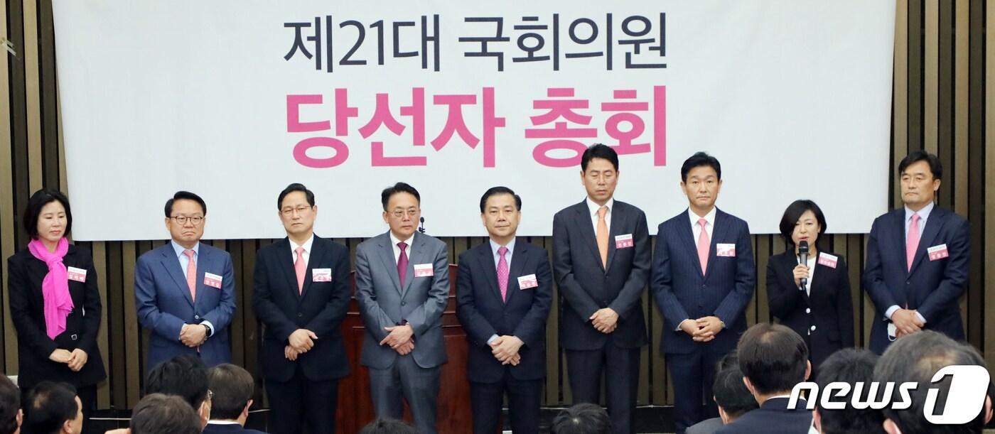 본문 이미지 - 부산지역 미래통합당 21대 총선 초선 당선자들이 28일 서울 여의도 국회에서 열린 당선자 총회에서 인사말을 하고 있다. 2020.4.28/뉴스1 ⓒ News1 김명섭 기자