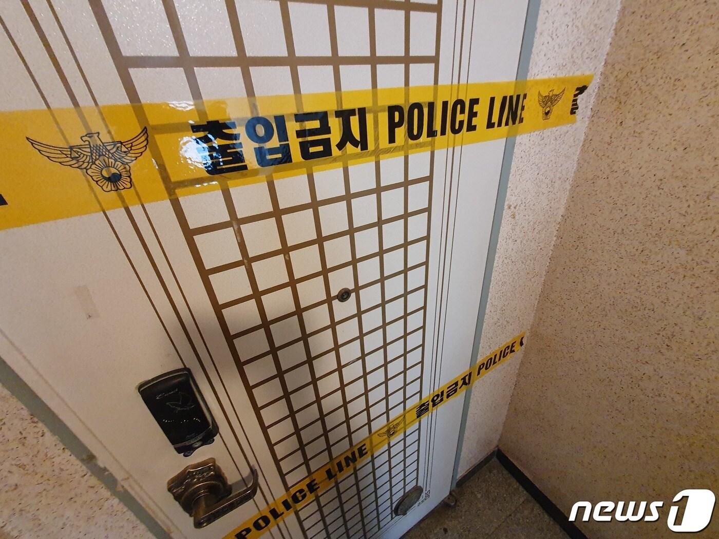 본문 이미지 - 서울 동작구 상도동의 한 빌라에서 할머니와 손주 관계로 추정되는 시신이 발견돼 서울 동작경찰서가 28일 현장감식을 벌였다. 해당 시신이 발견된 곳에 경찰 출입통제선이 설치돼 있다. 2020.4.28/뉴스1 ⓒ News1 황덕현 기자