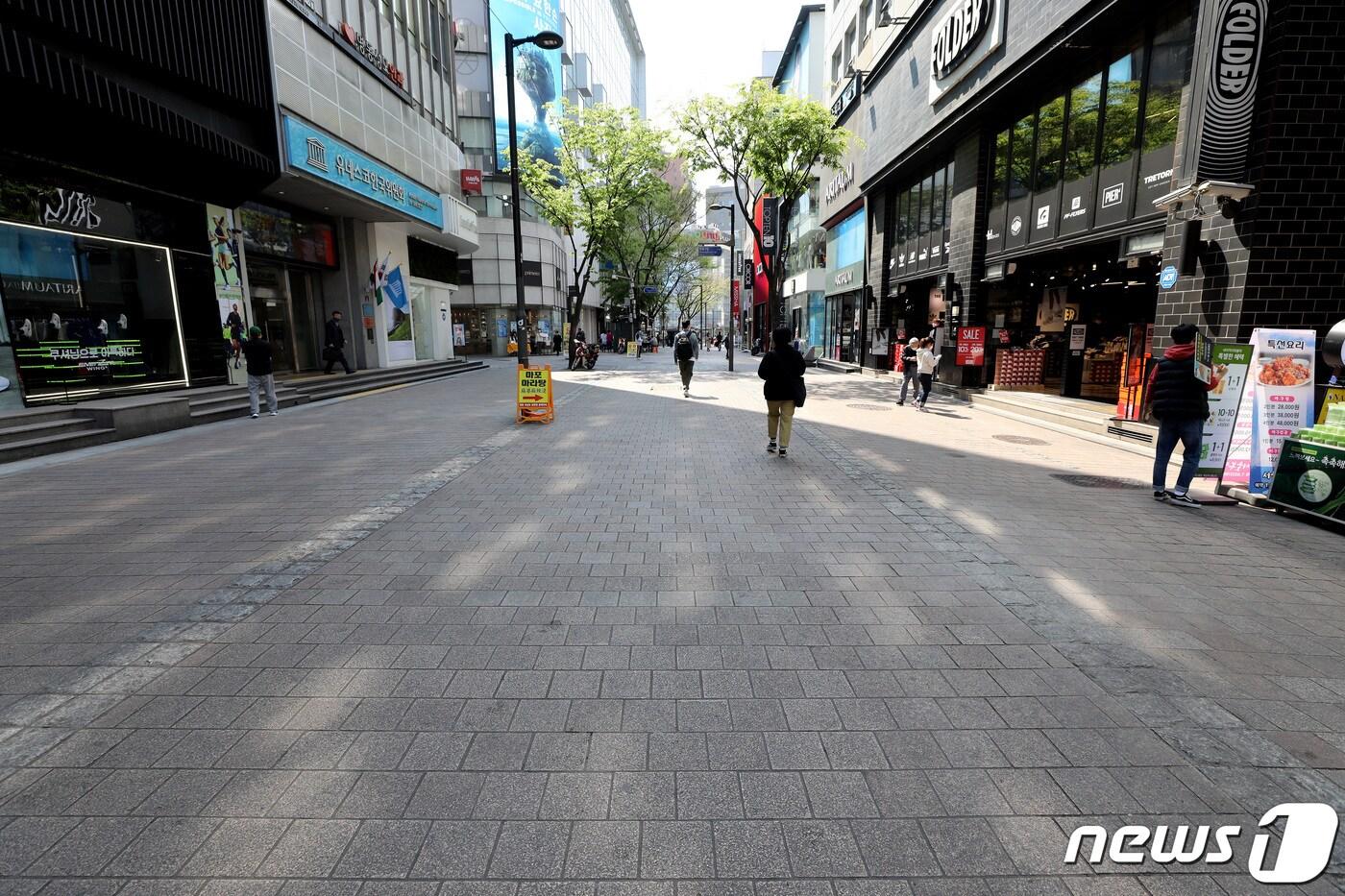 지난달 28일 오전 서울 중구 명동거리가 비교적 한산한 모습을 보이고 있다. 2020.4.28/뉴스1 ⓒ News1 이재명 기자
