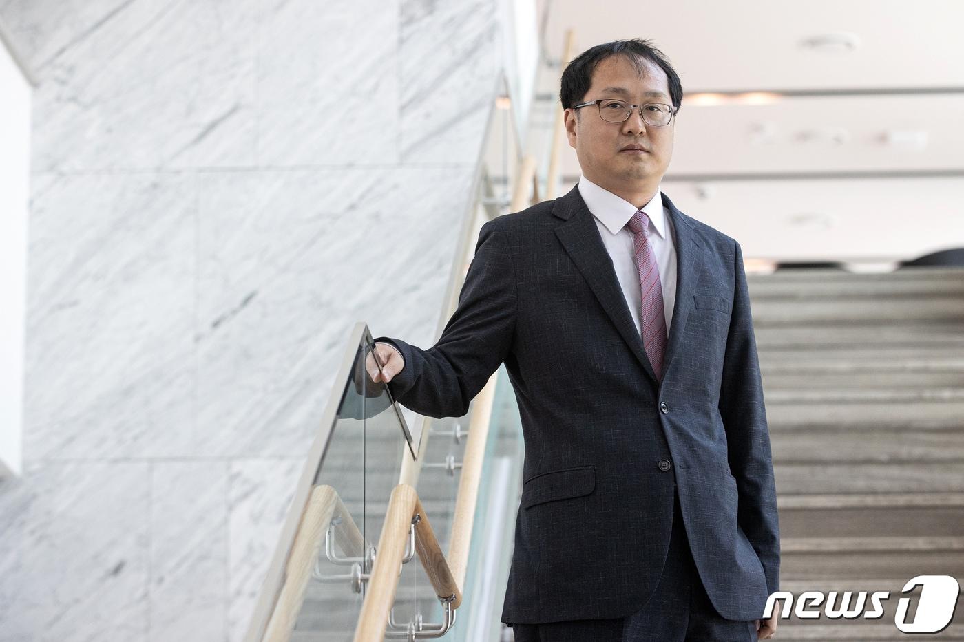 서울 서초구 한국콜마 종합기술연구원에서 계성봉 한국콜마 메이크업연구소 상무가 지난 7일 뉴스1과 인터뷰에 앞서 포즈를 취하고 있다. 2020.5.7/뉴스1 ⓒ News1 이승배 기자