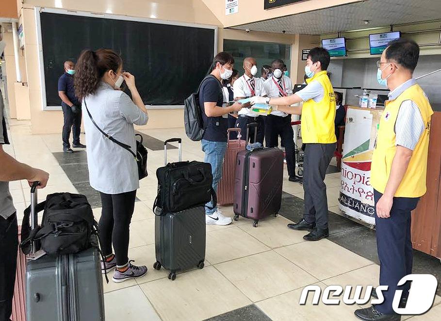 본문 이미지 - 27일(현지시간) 오후 나이지리아 라고스 무르탈라 모하메드 국제공항에서 교민 등이 탑승 수속을 하고 있다. 나이지리아에서 대우건설이 주도하는 전세기를 통해 대우건설, 삼성중공업, 교민 등 우리국민 80여명과 대우건설·협력사 근무 필리핀 근로자 70여명이 귀국한다. (주나이지리아라고스분관 제공) 2020.4.28/뉴스1