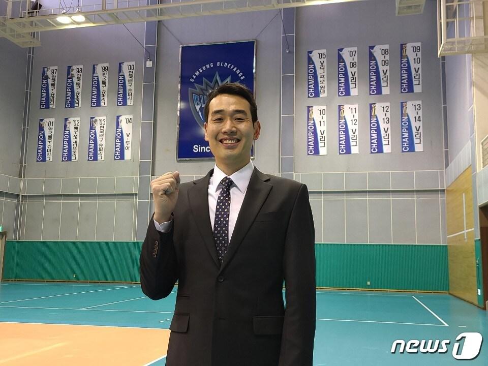 본문 이미지 - 고희진 삼성화재 감독이 24일 용인 STC에서 포즈를 취하고 있다. ⓒ 뉴스1