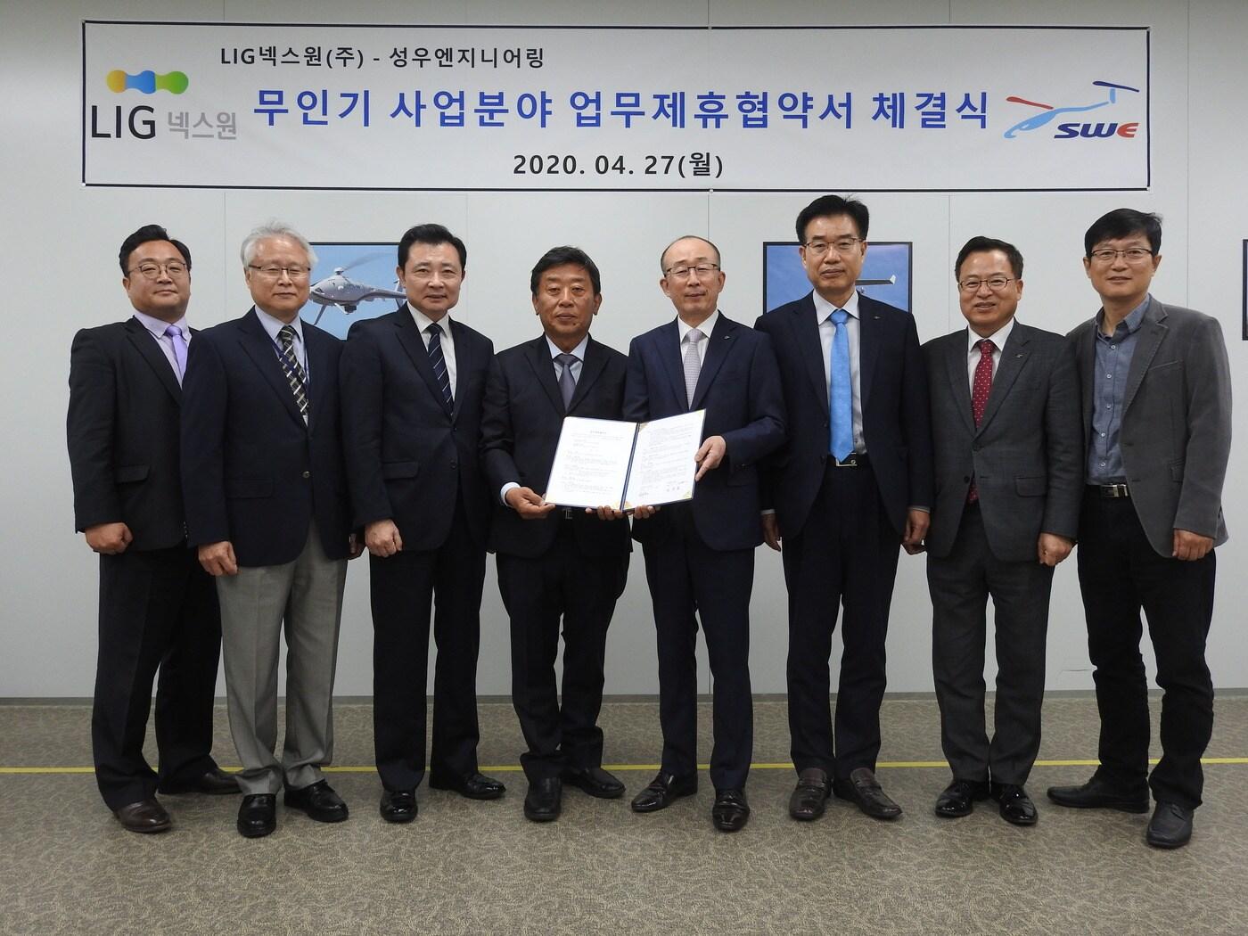 본문 이미지 - 김지찬 LIG넥스원 대표(왼쪽에서 5번째)와 김성남 성우엔지니어링 대표(4번째)를 비롯한 양사 관계자들이 27일 무인기 사업분야 업무제휴협약서 체결식을 마친 후 기념사진을 촬영하고 있다.ⓒ 뉴스1