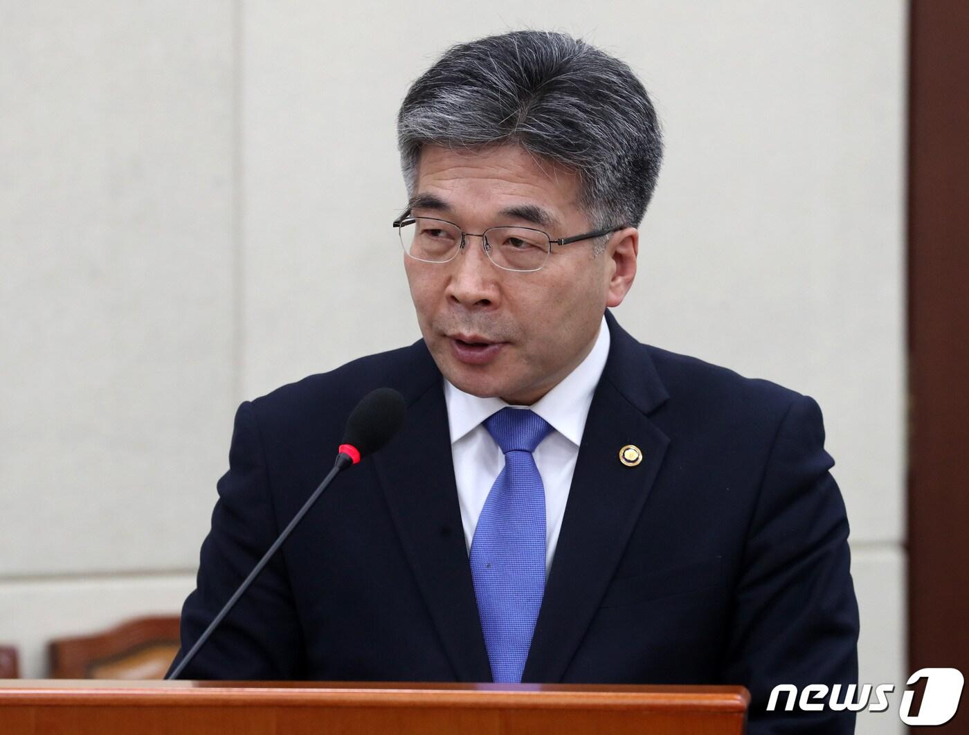 본문 이미지 - 민갑룡 경찰청장이 29일 오전 서울 여의도 국회에서 열린 행정안전위원회 전체회의에서 업무보고를 하고 있다. 2020.4.29/뉴스1 ⓒ News1 박세연 기자
