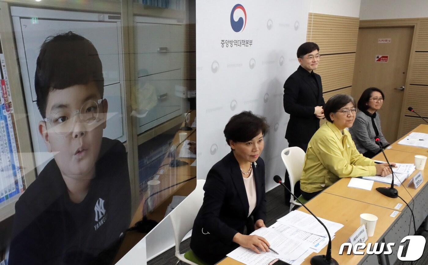 정은경 신종 코로나바이러스 감염증&#40;코로나19&#41; 중앙방역대책본부 본부장이 29일 충북 청주시 질병관리본부 브리핑실에서 열린 코로나19 관련 어린이 특집 브리핑에서 최은하 서울의대 소아과학교실 교수&#40;왼쪽&#41;, 김예진 성균관의대 삼성서울병원 소아청소년과 교수와 함께 질의답변 시간을 갖고 있다. 2020.4.29/뉴스1 ⓒ News1 장수영 기자