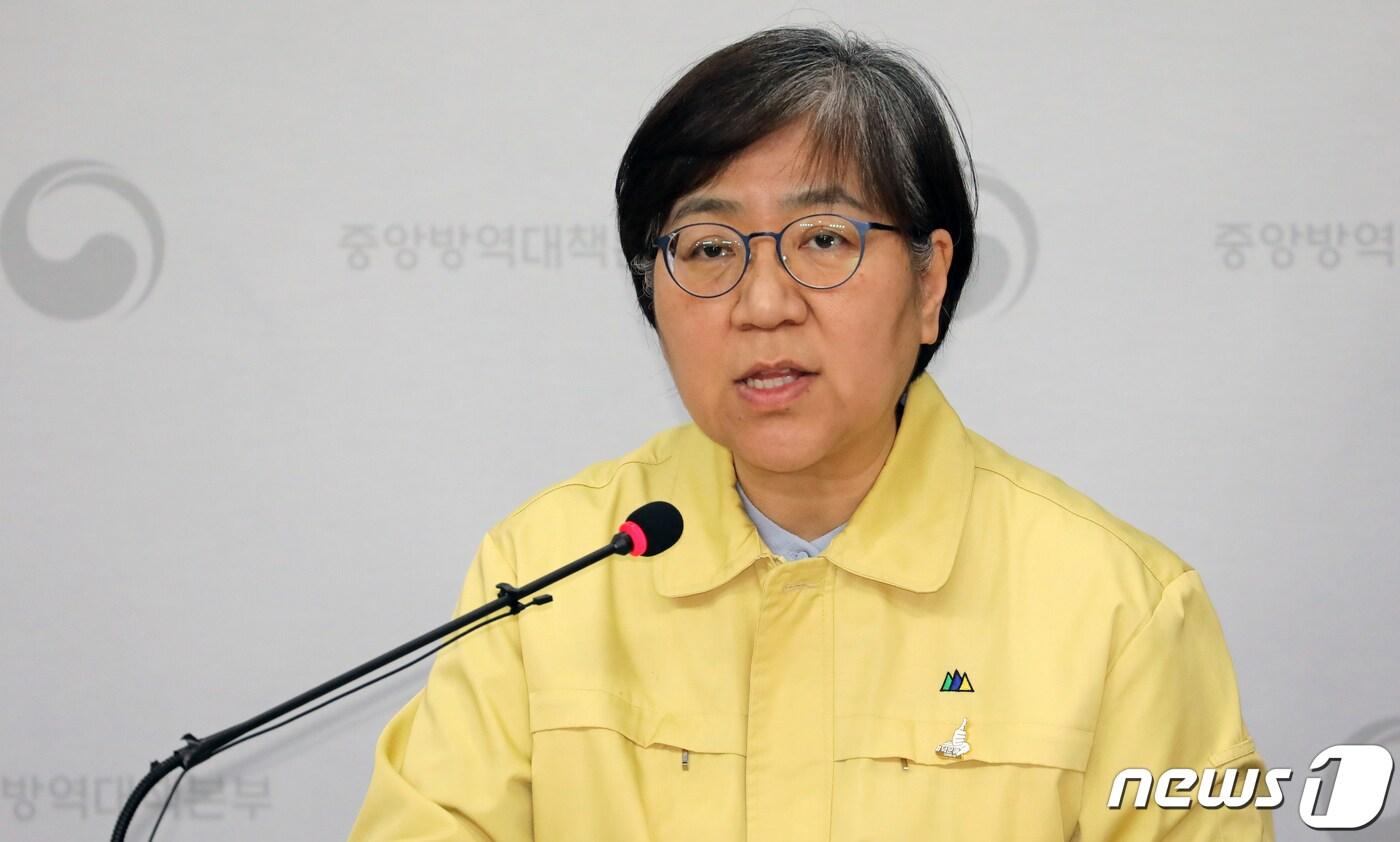 본문 이미지 - 정은경 신종 코로나바이러스 감염증(코로나19) 중앙방역대책본부 본부장이 충북 청주시 질병관리본부 브리핑실에서 코로나19 관련 어린이 특집 브리핑을 하고 있다. 이 날 브리핑에서는 사전에 어린이에게 받은 질문을 정 본부장과 최은하 서울의대 소아과학교실 교수, 김예진 성균관의대 삼성서울병원 소아청소년과 교수가 답변하는 방식으로 진행됐다./뉴스1 ⓒ News1 장수영 기자