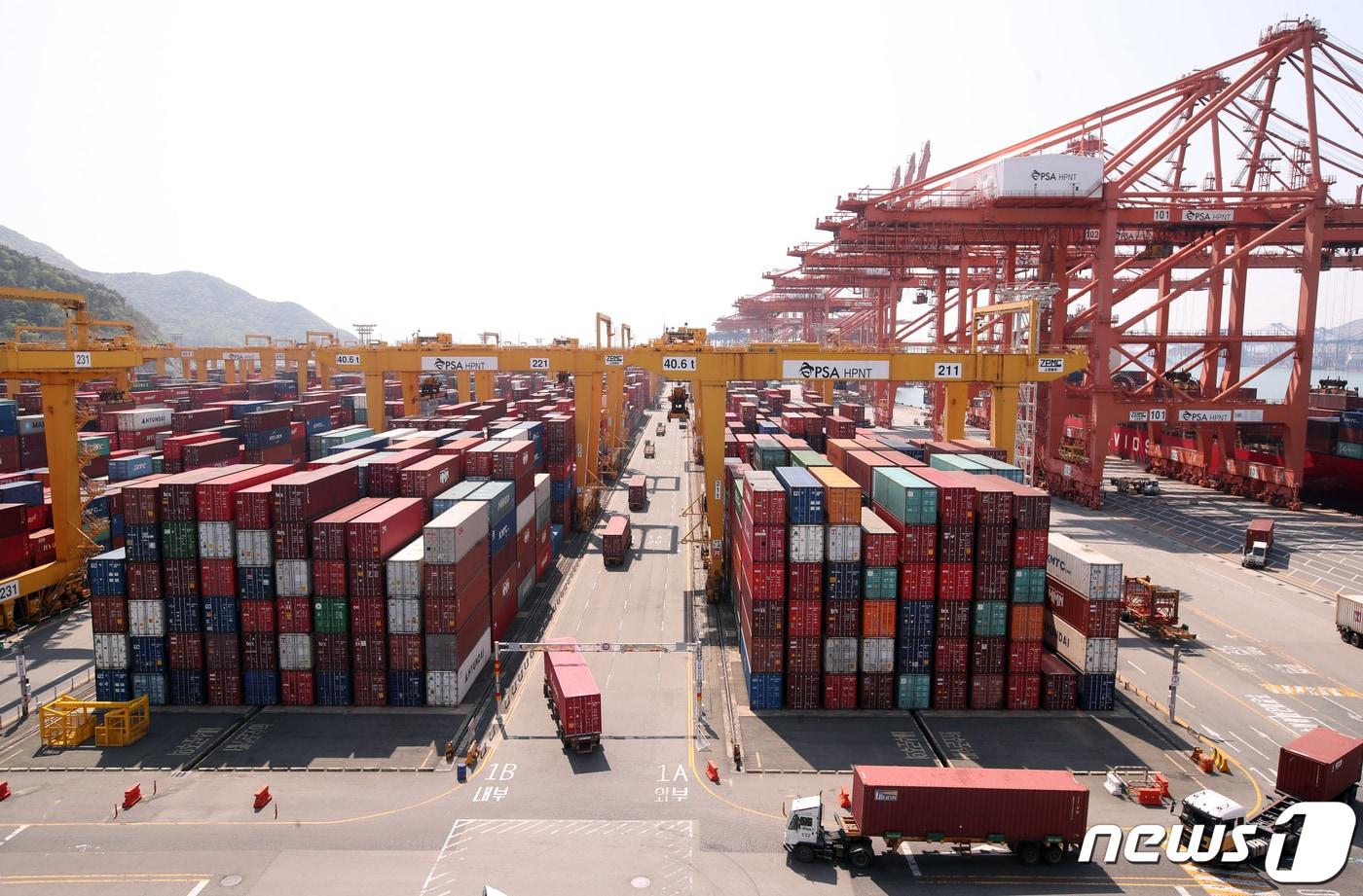 29일 오후 부산 강서구 부산신항 4부두에 컨테이너가 쌓여 있다. 2020.4.29/뉴스1 ⓒ News1 여주연 기자