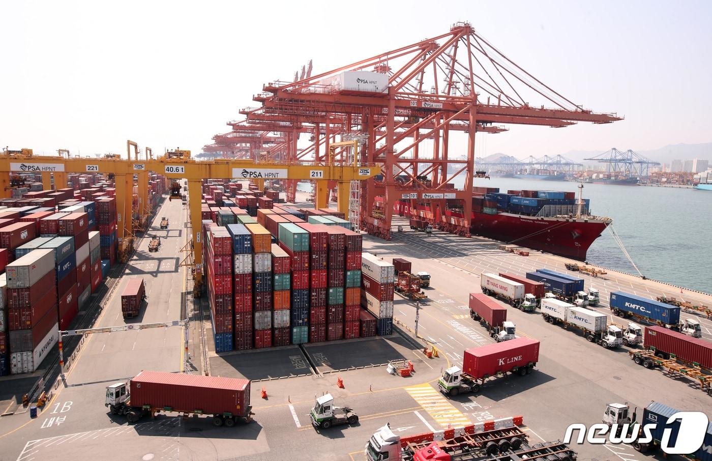 지난 4월 29일 오후 부산 강서구 부산신항 4부두에 컨테이너가 쌓여 있다. 2020.4.29/뉴스1 ⓒ News1 여주연 기자