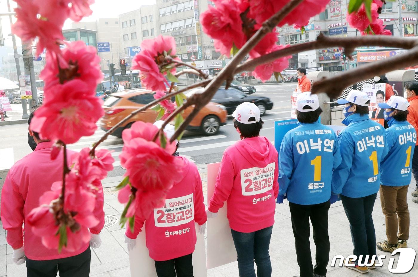본문 이미지 - 이낙연 더불어민주당 종로구 후보 선거운동원들과 황교안 미래통합당 후보 운동원들이 3일 서울 종로구 동묘역앞에서 출근길 인사를 하고 있다. 2020.4.3/뉴스1 ⓒ News1 김명섭 기자