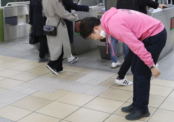 본문 이미지 - 21대 총선을 앞둔 2020년 4월 3일 당시 이준석 미래통합당 서울 노원병 후보가 서울 노원구 수락산역에서 출근길 인사를 고 있다. ⓒ News1