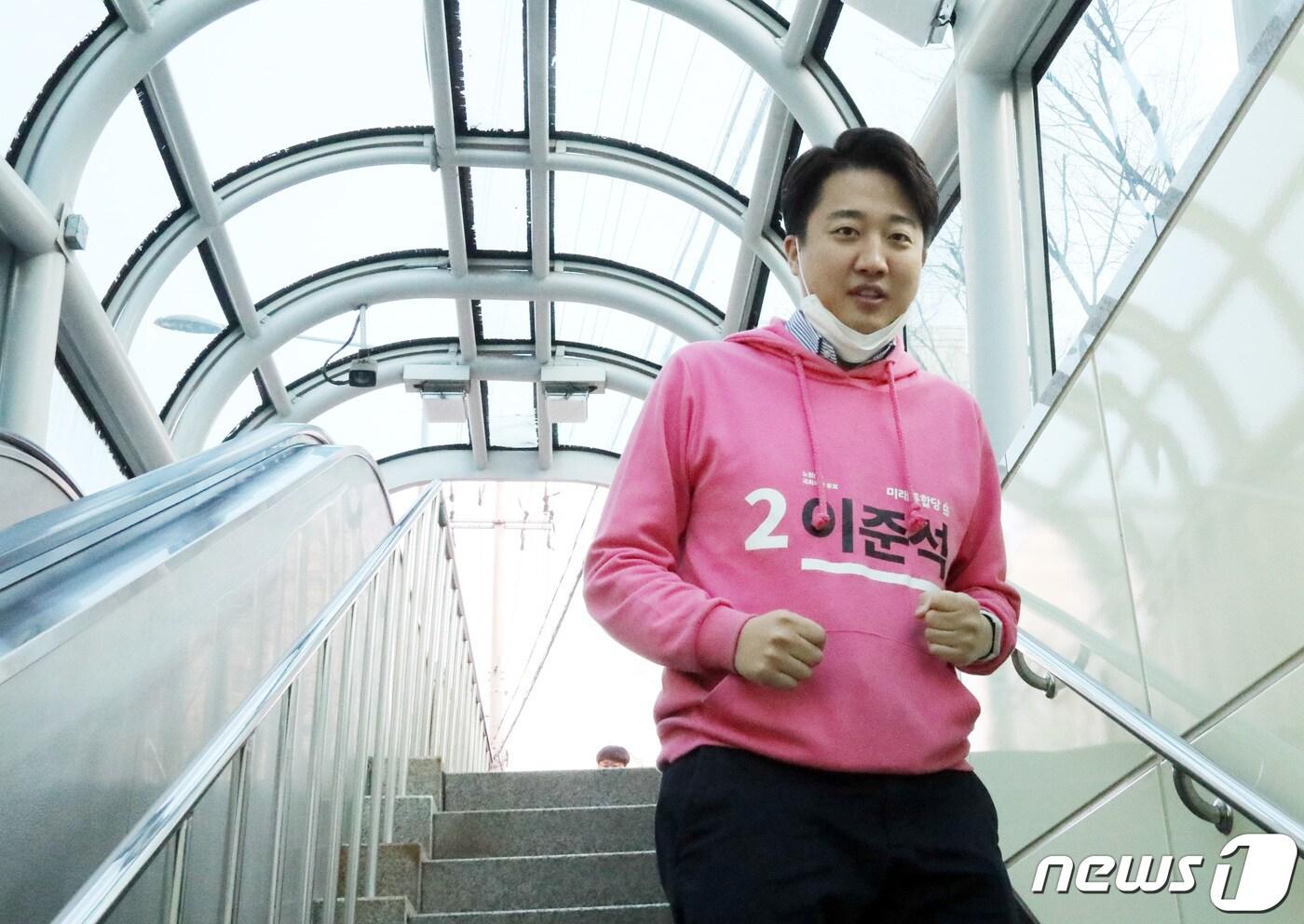 본문 이미지 - 이준석 미래통합당 서울 노원병 후보가 3일 서울 노원구 수락산역으로 출근길 인사를 하기 위해 들어서고 있다. 2020.4.3/뉴스1 ⓒ News1 권현진 기자