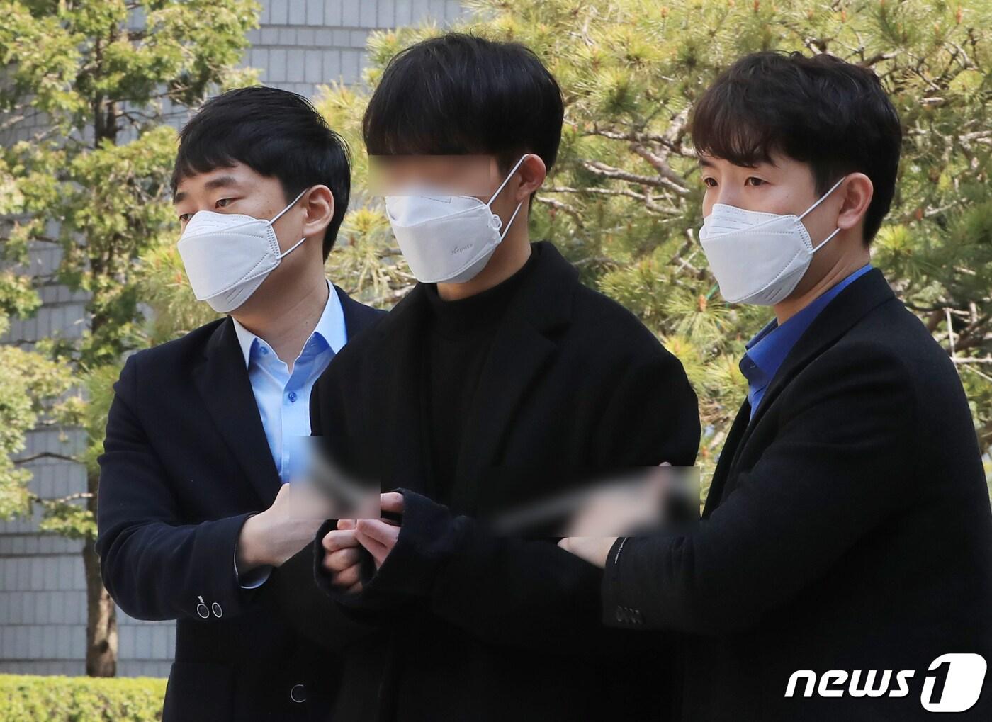 본문 이미지 - 사회복무요원(공익근무요원)으로 근무하며 '박사방' 운영자 조주빈에게 불법 조회한 개인정보를 유출한 혐의로 구속영장이 청구된 최모 씨가 3일 오전 서울 서초구 서울중앙지법에서 영장실질심사를 마친 뒤 청사를 나서고 있다. 2020.4.3/뉴스1 ⓒ News1 구윤성 기자