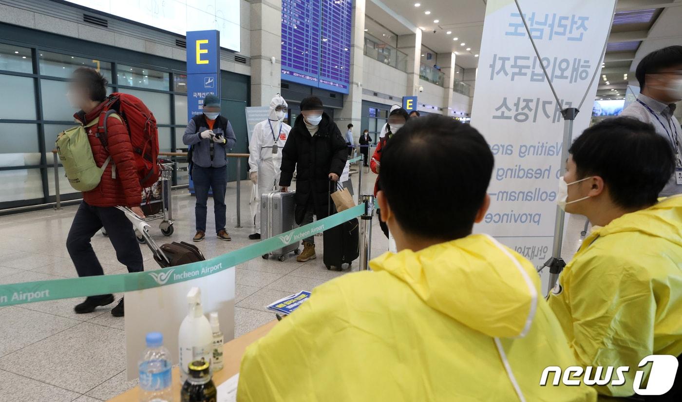 모로코에 고립돼있던 우리 국민 100여명이 모로코 정부 특별기로 3일 인천국제공항에 도착해 입국장을 나서고 있다. 탑승객들은 탑승 전 발열체크를 거쳤다. 귀국 후에는 우리 정부 방침에따라 14일 간 의무적으로 자가격리를 해야한다. 아울러 특별입국절차에 따라 자가진단 애플리케이션을 통해 14일 간 매일 자가진단 결과도 제출해야한다. 2020.4.3/뉴스1 ⓒ News1 이동해 기자
