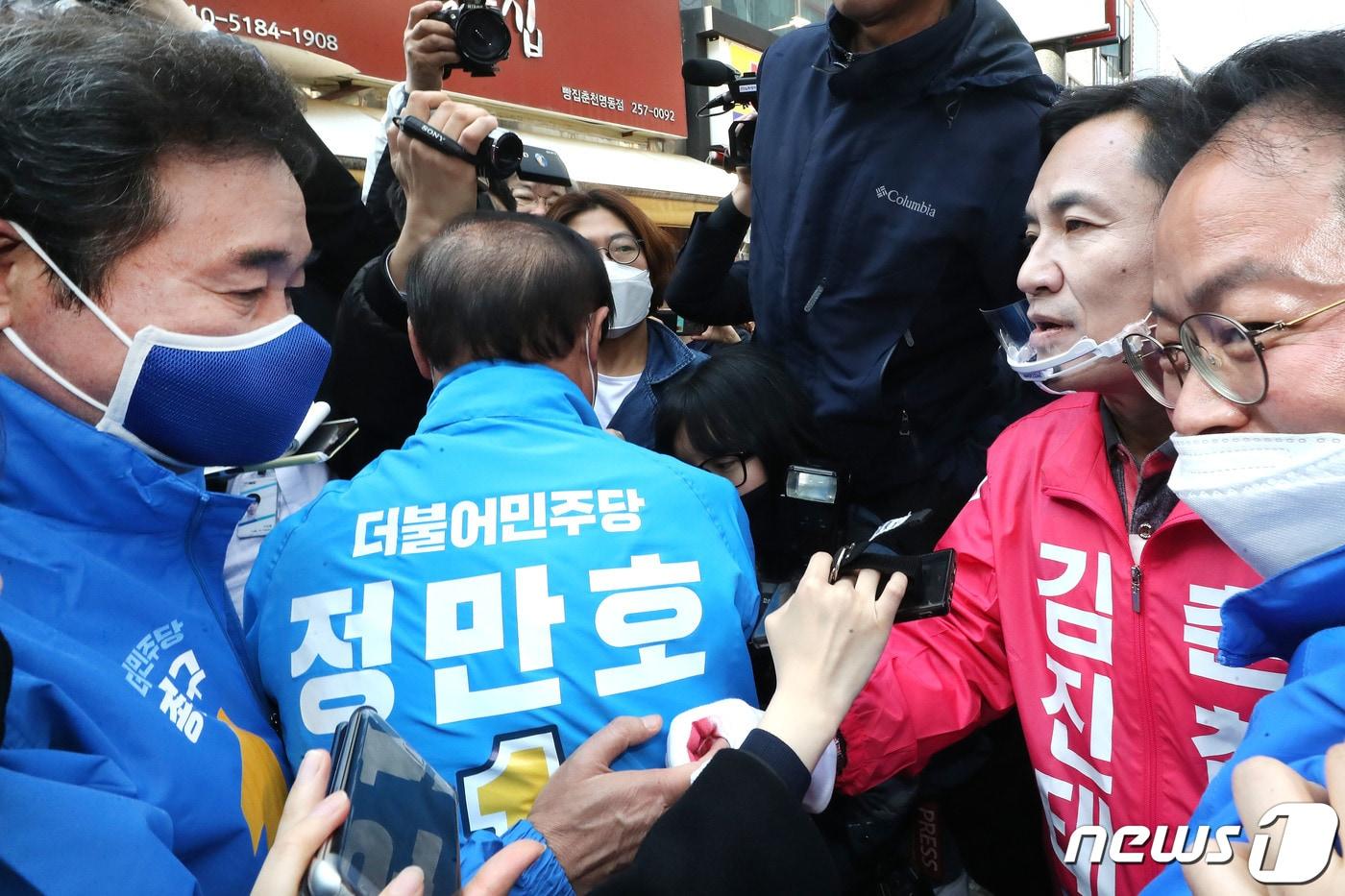 본문 이미지 - 이낙연 더불어민주당 상임공동선대위원장(왼쪽)이 지난 3일 오후 강원도 춘천시 제일 중앙시장에서 허영 춘천·철원·화천·양구 갑 후보 지원유세 중 김진태 미래통합당 춘천·철원·화천·양구 갑 후보를 만나 악수를 나누고 있다. 2020.4.3/뉴스1 ⓒ News1 임세영 기자