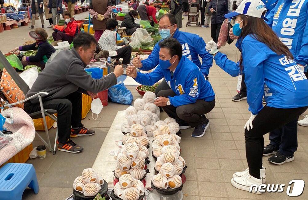 본문 이미지 - 김영문 더불어민주당 울주군 후보가 3일 울산 울주군 남창옹기종기시장에서 상인들과 인사를 하고 있다.(김영문 후보 캠프 제공) 2020.4.3/뉴스1 ⓒ News1