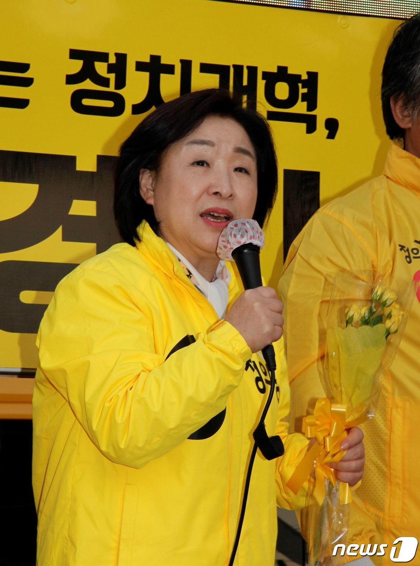 본문 이미지 - 심상정 정의당 대표가 3일 오후 6시 전남 광양시 중마동 동광양새마을금고 앞 사거리에 마련된 유세차에 올라 시민과 지지자들에게 정의당 후보들의 지지를 호소하고 있다.2020.4.3./뉴스1 ⓒ News1 지정운 기자