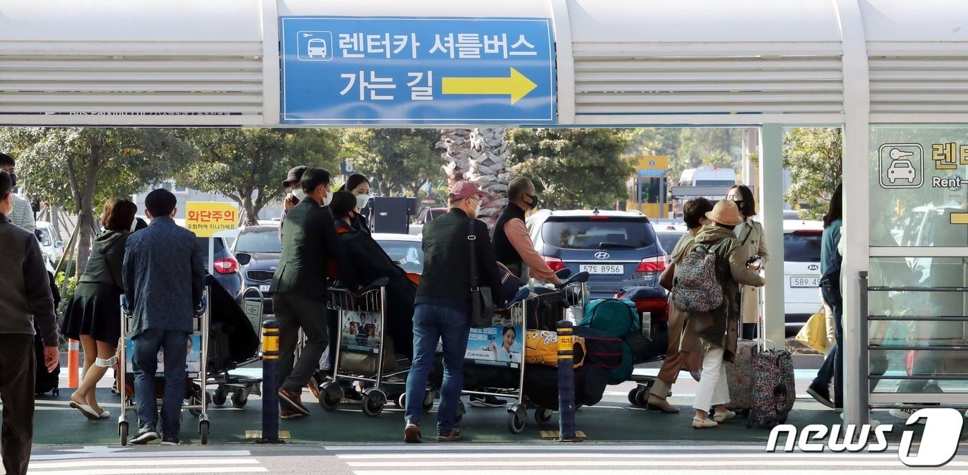 본문 이미지 - 제주를 찾은 관광객들이 렌터카 하우스로 향하고 있다. ⓒ 뉴스1 DB