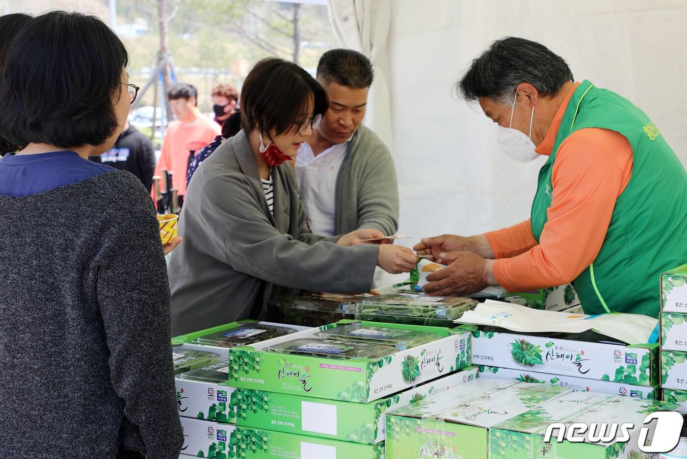 강원도 서울양양고속도로 홍천휴게소에 마련된 산나물 판매장에서 관광객들이 산나물을 구매하고 있다. (자료사진)/뉴스1 DB