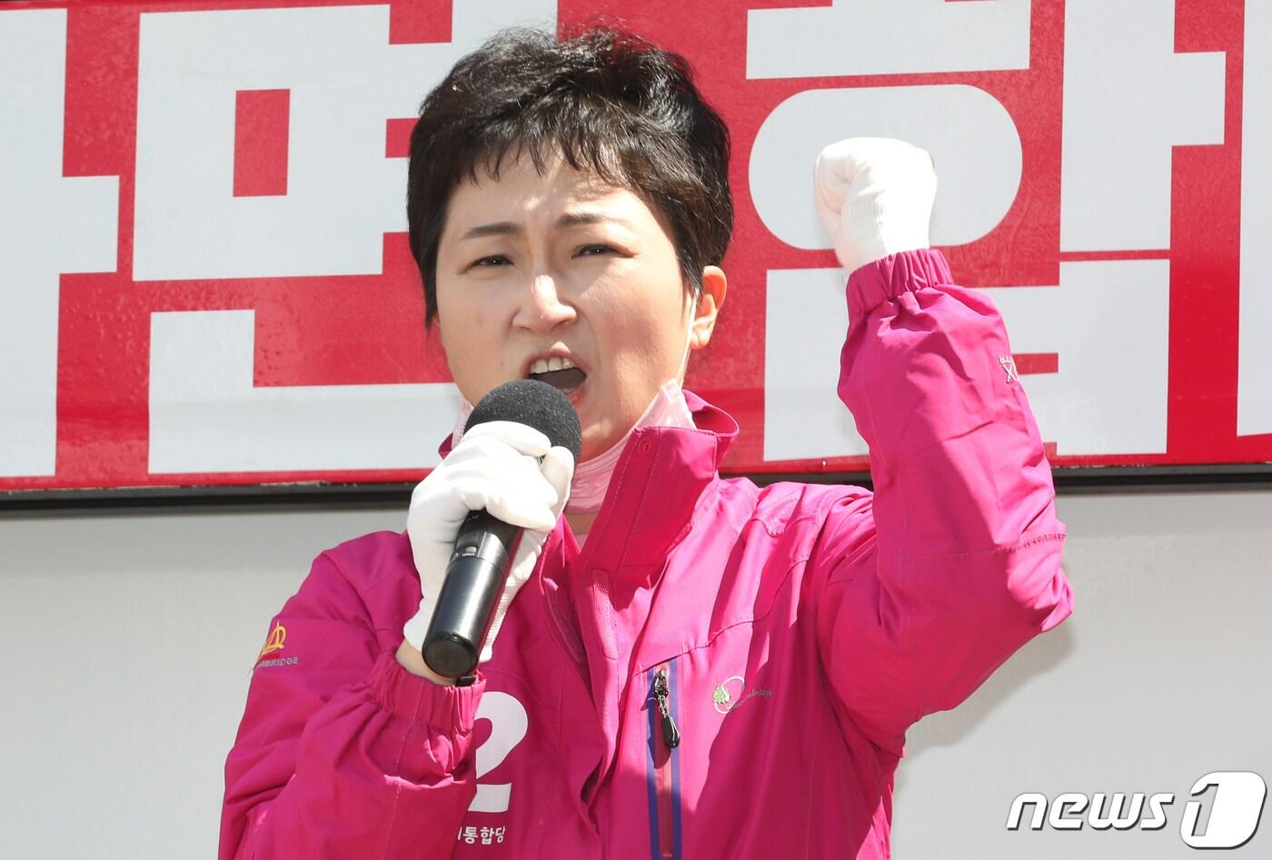 본문 이미지 - 이언주 미래통합당 남구을 후보가 4일 오후 부산 남구 용호동 일대에서 유권자들을 향해 지지호소를 하고 있다. 2020.4.4/뉴스1 ⓒ News1 여주연 기자