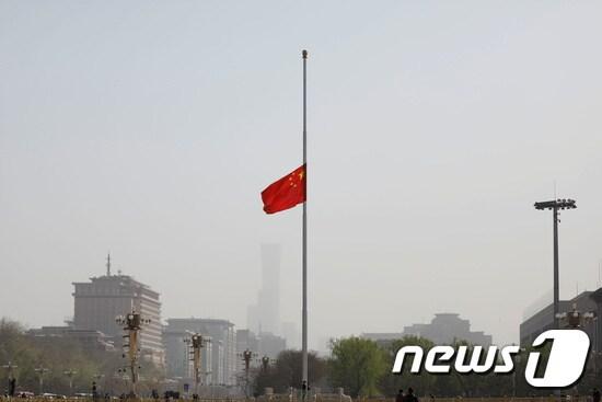 본문 이미지 - 오성홍기 조기가 게양된 중국 톈안먼 광장. ⓒ 로이터=뉴스1