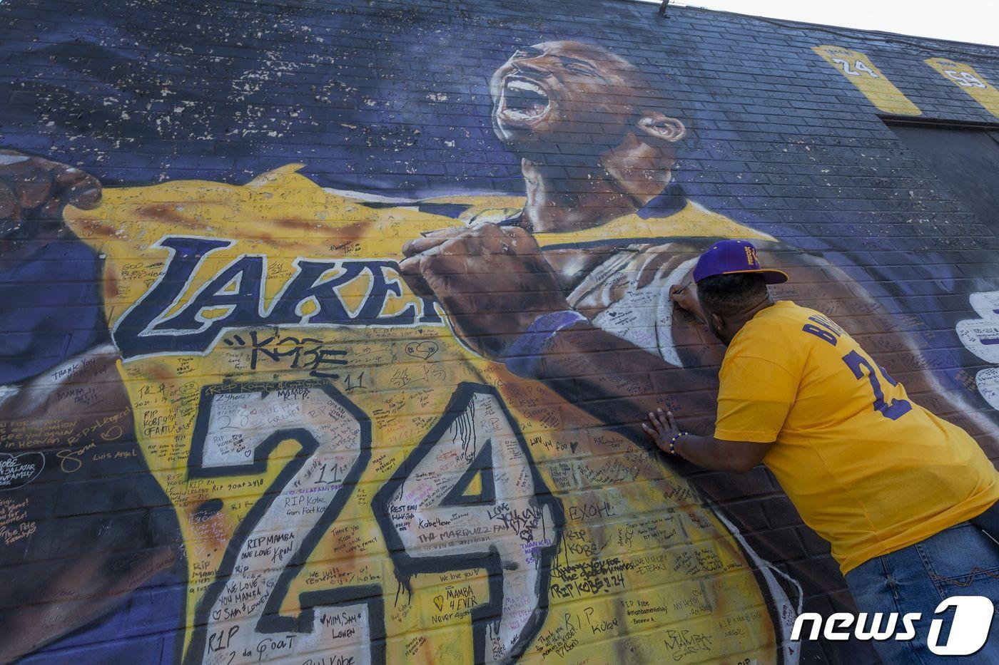 본문 이미지 - 지난 1월 갑작스럽게 세상을 떠난 NBA 전설 코비 브라이언트. ⓒ AFP=뉴스1