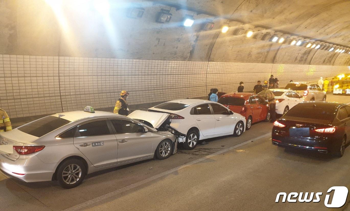 본문 이미지 - 울산 북구 무룡터널서 5중 추돌 교통사고 4일 오후 4시20분께 울산 북구 무룡터널 내에서 5중 추돌 교통사고가 발생했다. 경찰과 소방당국은 정확한 피해 규모를 조사하고 있다.(울산소방본부 제공) 2020.4.4/뉴스1 ⓒ News1 조민주 기자