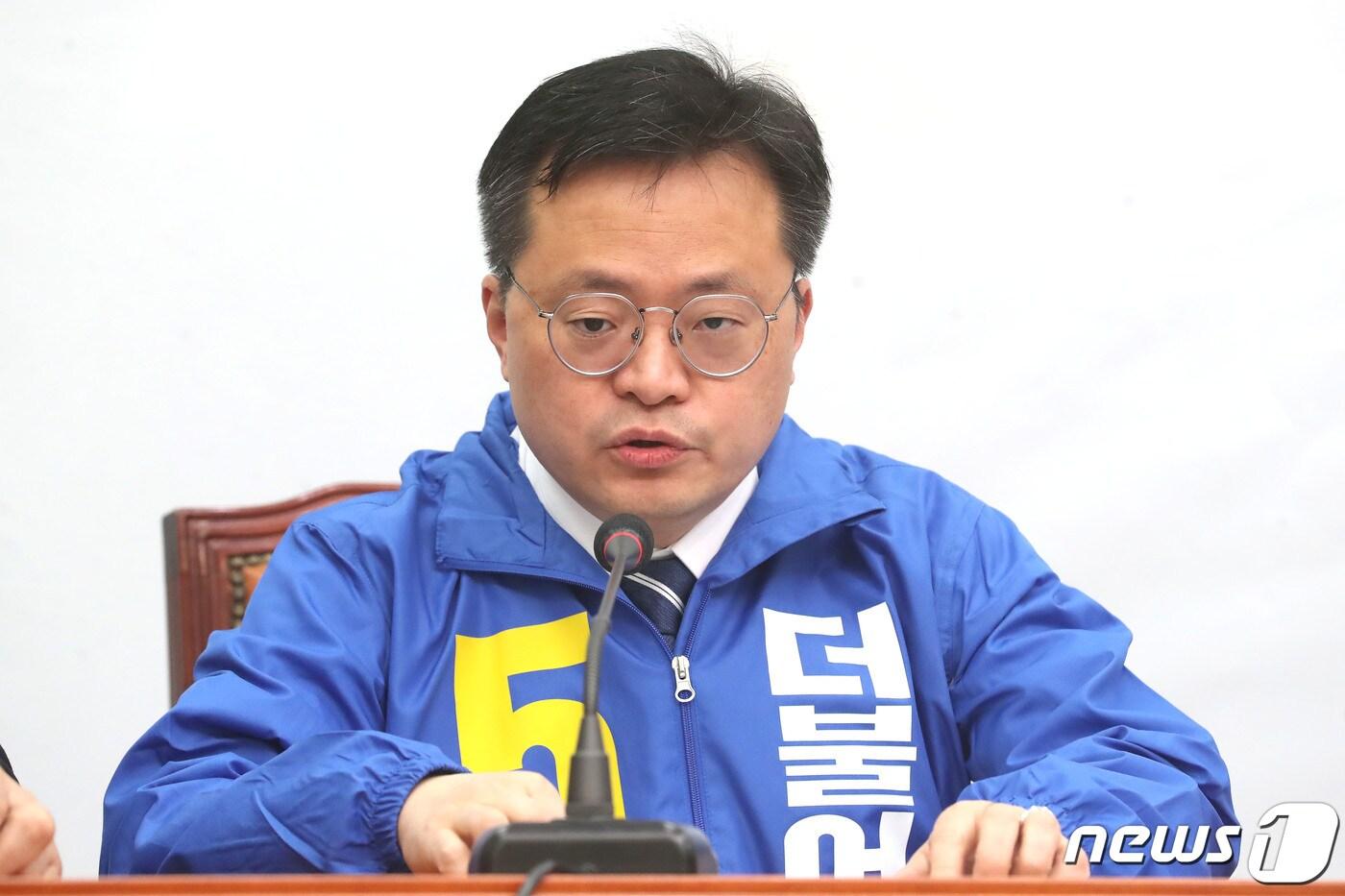 본문 이미지 - 이동주 시민당 비례대표 후보가 5일 국회에서 열린 '더불어와 더불어의 약속'에서 민주당과 함께 공동 정책 공약을 발표하고 있다. 4.5 ⓒ News1 임세영 기자