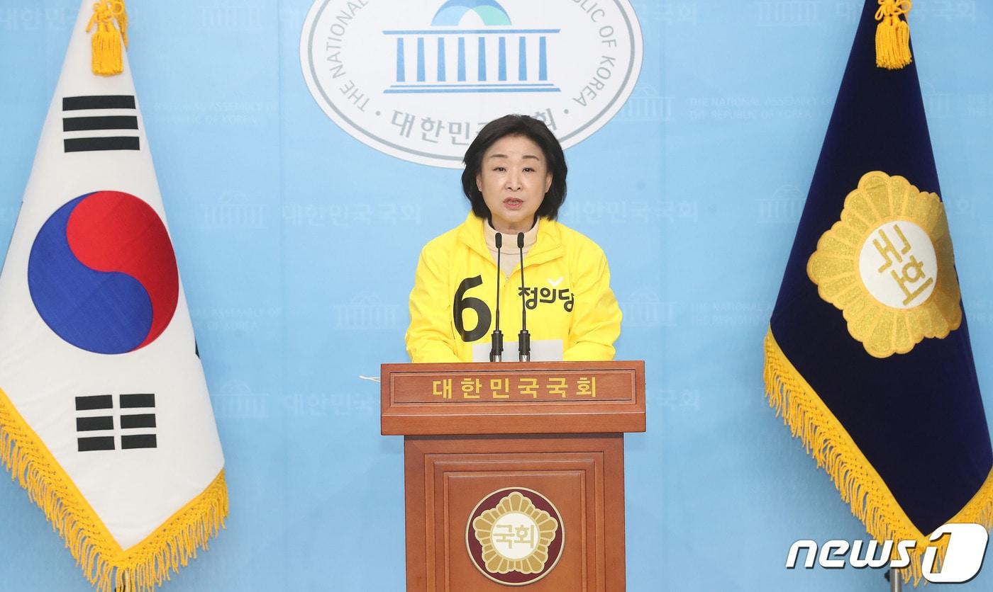 본문 이미지 - 심상정 정의당 상임선대위원장이 5일 오전 서울 여의도 국회 소통관에서 기자회견을 갖고 코로나19 민생대책을 제안하고 있다. 2020.4.5/뉴스1 ⓒ News1 임세영 기자