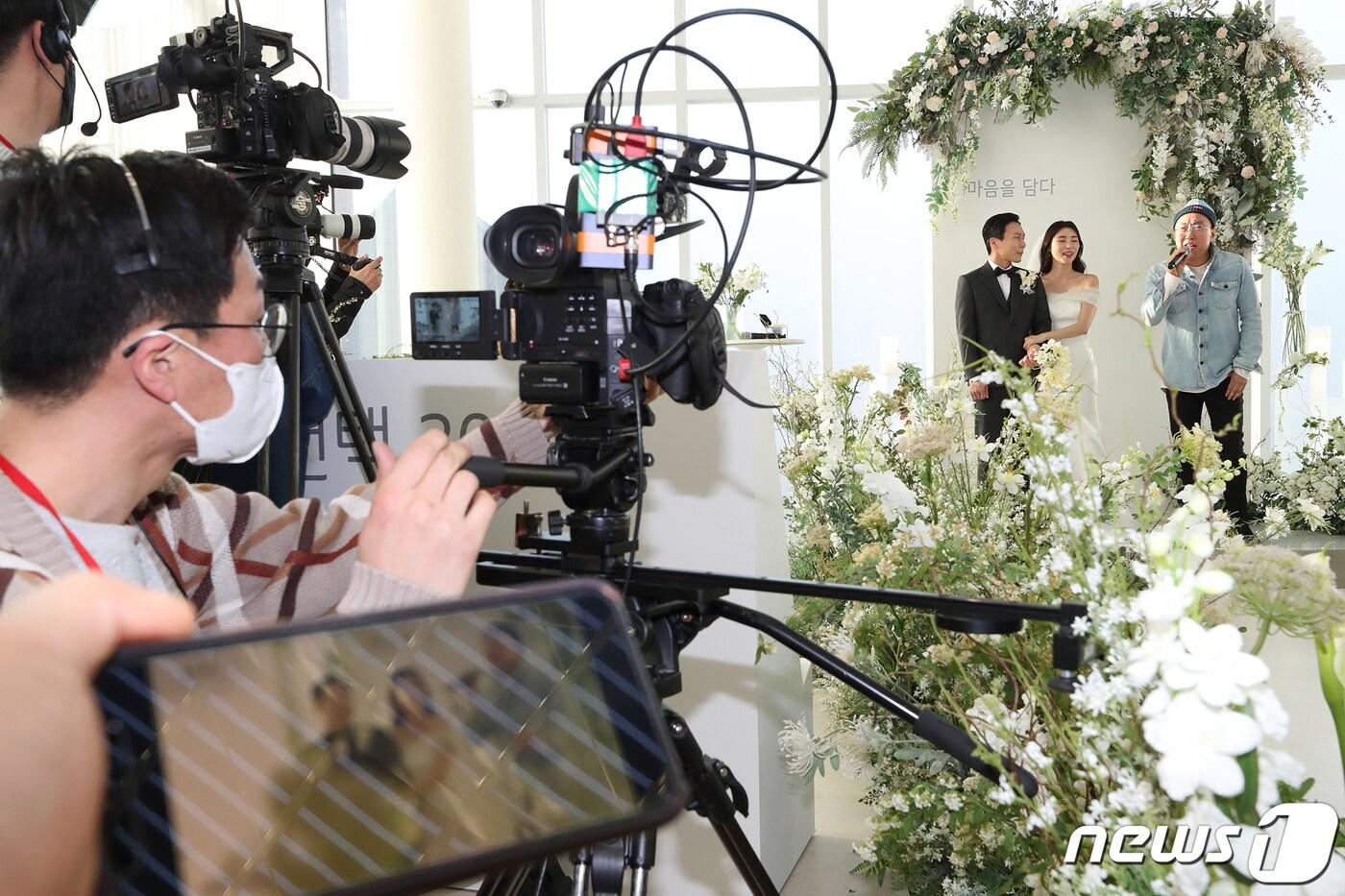 KT는 단절된 사회 연결을 위한 비대면 소통 사례로 온라인 라이브 결혼식을 진행했다고 5일 밝혔다. 대구 지역에 친지를 둔 한 예비부부가 4일 강남구 소재 예식장에서 온라인으로 하객을 초대해 ‘유튜브 라이브 결혼식’을 진행하고 있다. (KT 제공) 2020.4.5/뉴스1