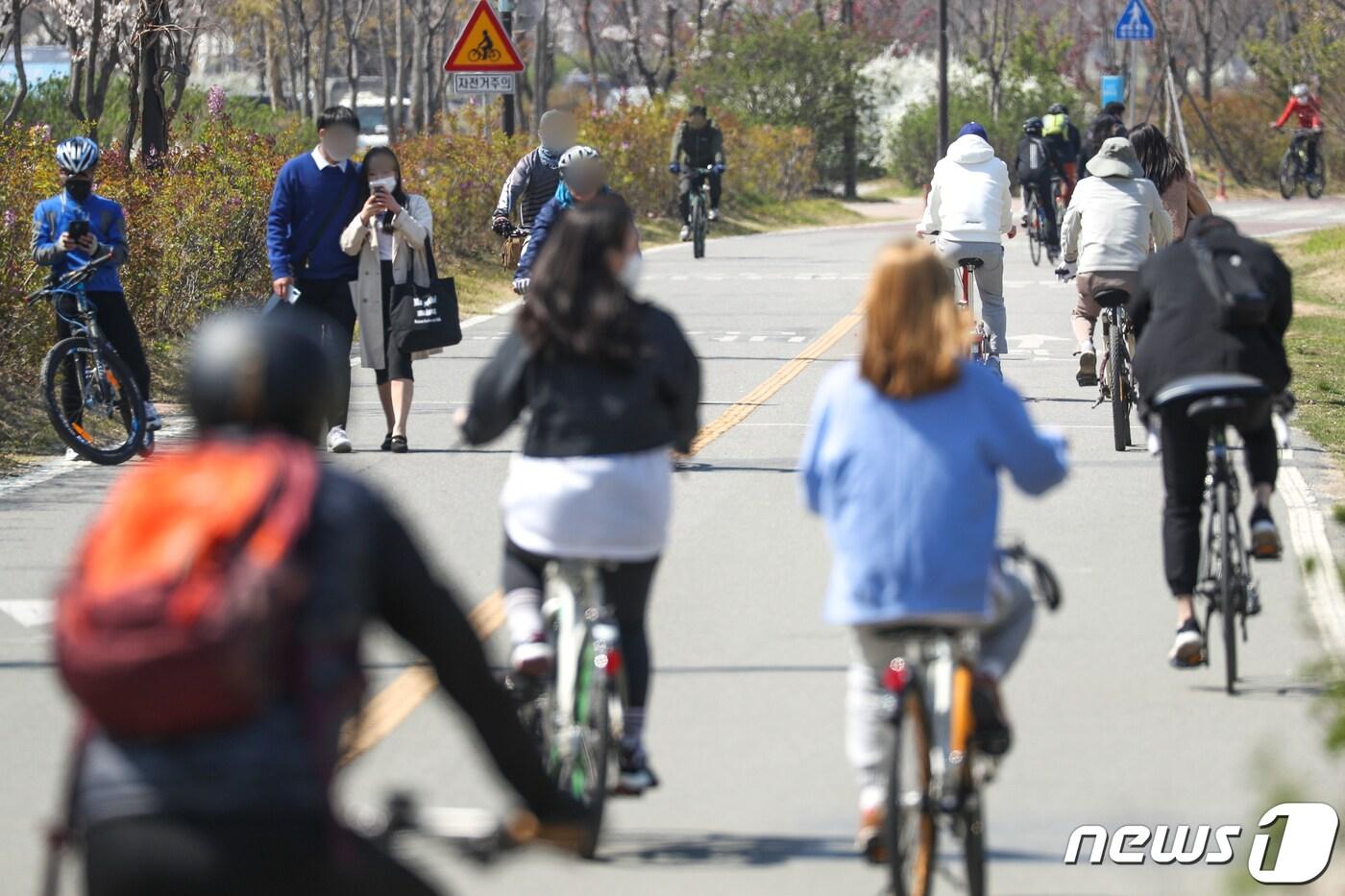 본문 이미지 - 정부가 '강화된 사회적 거리두기'를 오는 19일까지 연장한 가운데 5일 오후 서울 여의도한강공원에서 시민들이 자전거를 타고 있다. 2020.4.5/뉴스1 ⓒ News1 성동훈 기자