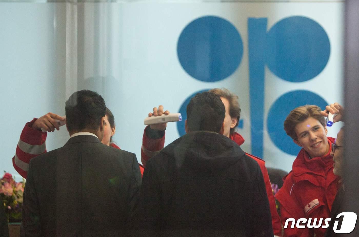 본문 이미지 - 지난 3월6일 열린 석유수출국기구(OPEC) 회의 당시 모습 ⓒ AFP=뉴스1