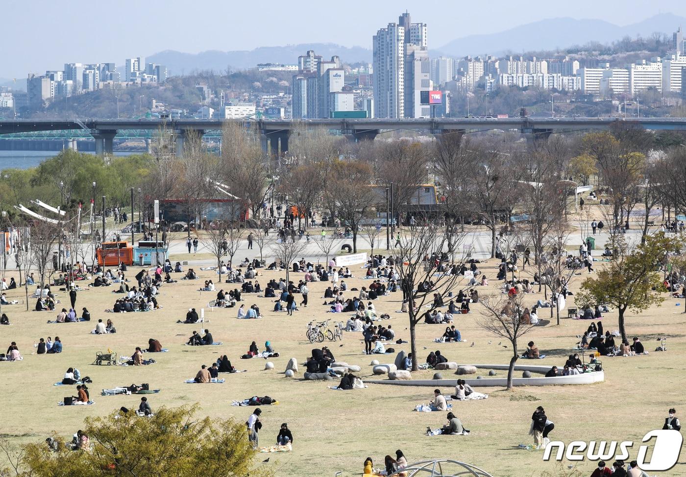 정부가 '강화된 사회적 거리두기'를 오는 19일까지 연장한 5일 오후 서울 여의도한강공원이 시민들로 북적이고 있다. 2020.4.5/뉴 ⓒ News1 성동훈 기자
