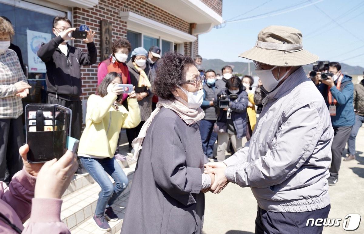 본문 이미지 - 문재인 대통령이 5일 강원도 강릉시 옥계면 천남리를 방문해 지난해 대형 산불로 피해를 입은 주민을 위로하고 있다. (청와대 제공) ⓒ 뉴스1