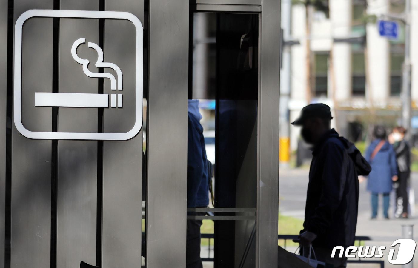 본문 이미지 - 서울시내의 한 흡연부스 모습. 2020.4.5/뉴스1 ⓒ News1 이재명 기자