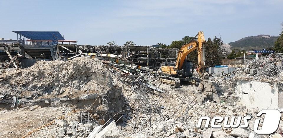 본문 이미지 - 3일 광주의 한 주상복합아파트 건설 현장에서 주차타워 철거 작업이 진행되고 있다.2020.4.5 /뉴스1 ⓒ News1 박준배 기자