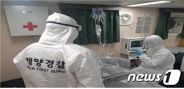 본문 이미지 - 5일 오후 4시58분께 인천시 옹진군 백령면 백령병원에서 폐렴 증상을 보인 A씨(77·여·백령면 거주)에 대한 이송요청이 접수돼 중부지방해양경찰청 서해5도특별경비단이 500톤급 경비함정을 동원해 A씨를 육지로 이송, 현장에 도착한 119구급대에 A씨를 인계하고 있다.(중부지방해양경찰청 서해5도특별경비단 제공)2020.4.5 /뉴스1 ⓒ News1 