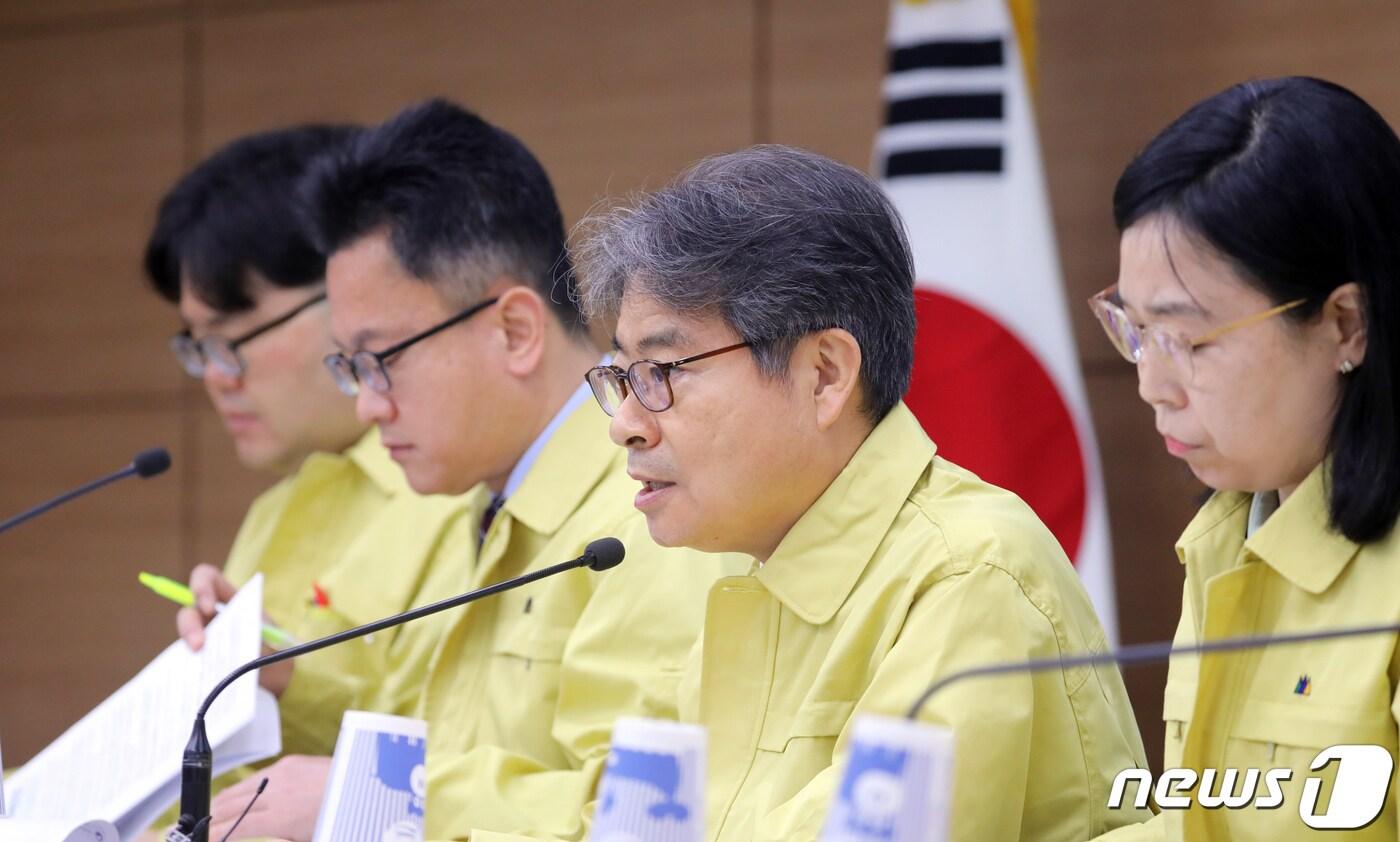 강승준 기획재정부 재정관리국장이 지난 6일 정부세종청사 기획재정부 브리핑실에서 '2019 회계연도 국가 결산, 국무회의 심의·의결' 브리핑을 하고 있다. 국가결산보고서에 따르면 2019년 총세입은 402조 원, 총세출은 397조 3000억 원이다. 통합재정 수지는 12조 원 적자, 관리재정수지는 54조 4000억원 적자이다. 국가채무는 699조원으로 전년대비 47조 2000억원 증가했다. 왼쪽부터 이찬희 인사혁신처 연금복지과장, 김선길 기획재정부 회계결산과장, 강승준 기획재정부 재정관리국장, 강미자 기획재정부 재정건전성과장. 2020.4.7/뉴스1 ⓒ News1 장수영 기자