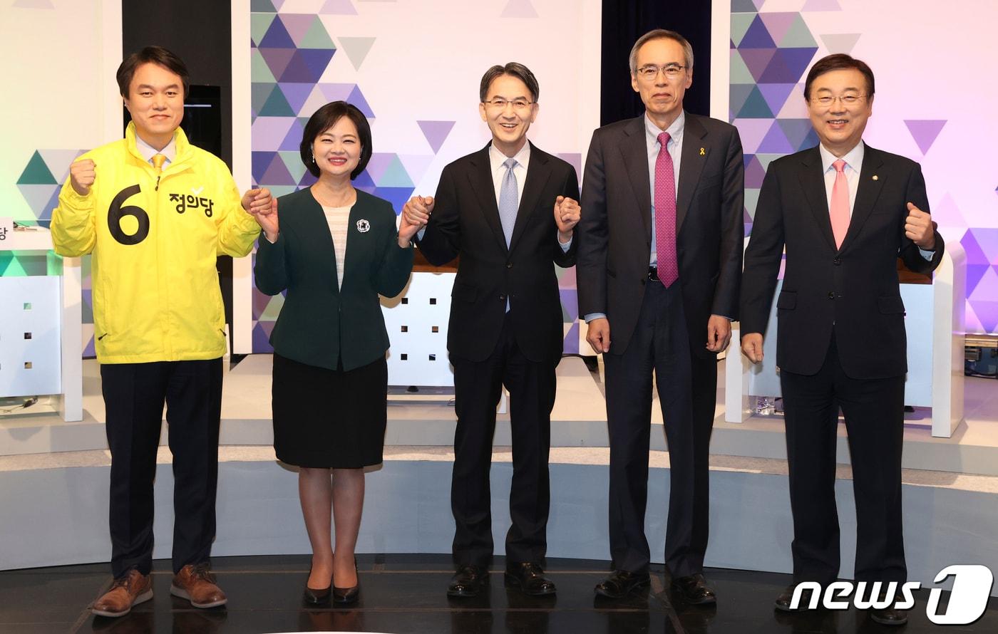 본문 이미지 - 6일 오전 서울 상암동 MBC에서 열린 제21대 국회의원 선거 비례대표 후보자 토론회에서 김종석 미래한국당 의원(오른쪽부터), 주진형 열린민주당 비례대표 후보(6번), 정필모 더불어시민당 비례대표 후보(8번), 정혜선 민생당 비례대표 후보(1번), 김종철 정의당 비례대표 후보(16번)가 토론 전 손을 잡고 기념촬영을 하고 있다. 2020.4.6/뉴스1 ⓒ News1 국회사진취재단