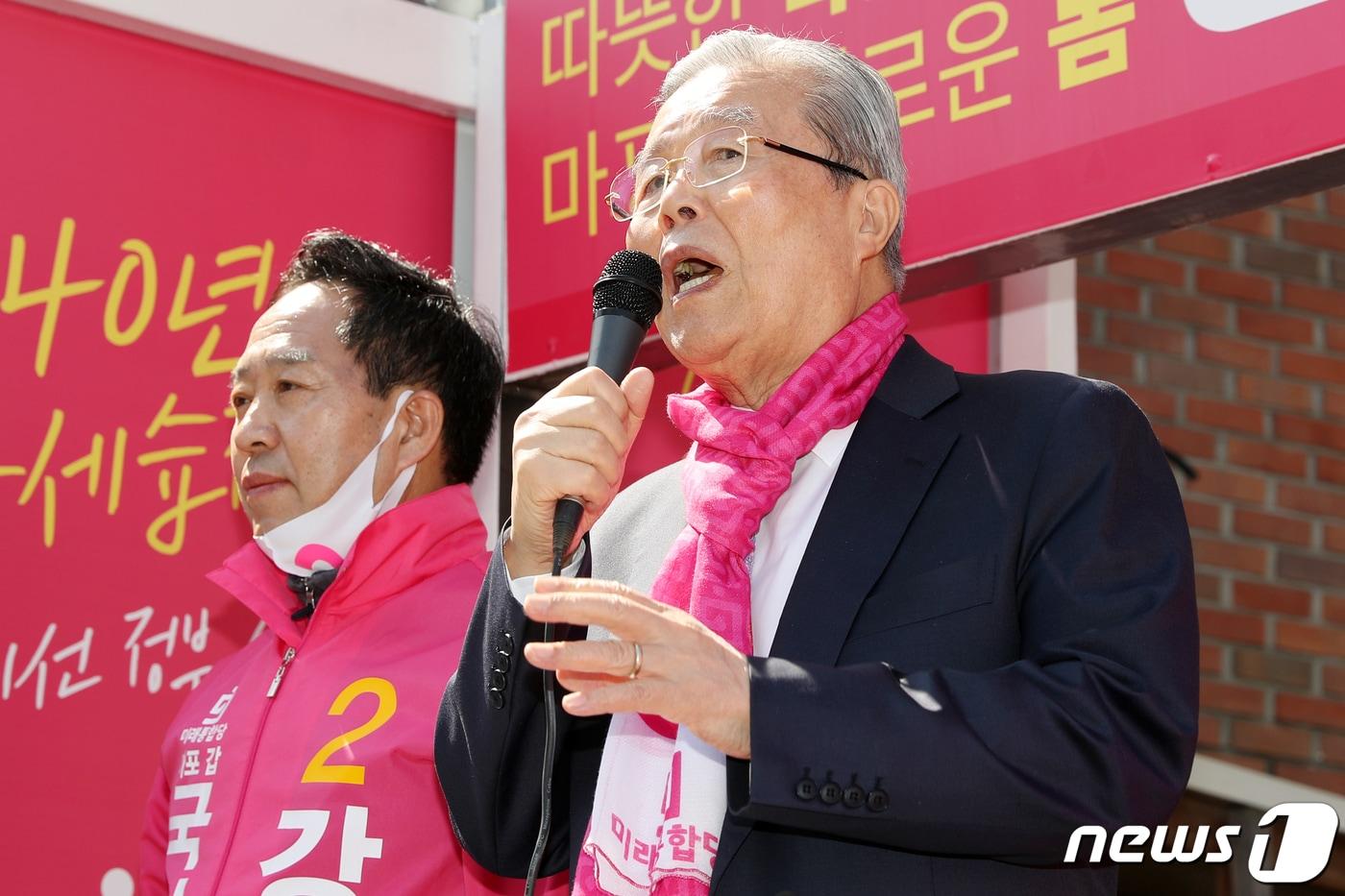 본문 이미지 - 김종인 미래통합당 총괄선대위원장이 6일 오전 서울 마포구 신수동 일대에서 열린 미래통합당 마포갑 강승규 후보와 마포을 김성동 후보의 지원유세에서 유권자들에게 지지를 호소하고 있다. 2020.4.6/뉴스1 ⓒ News1 민경석 기자