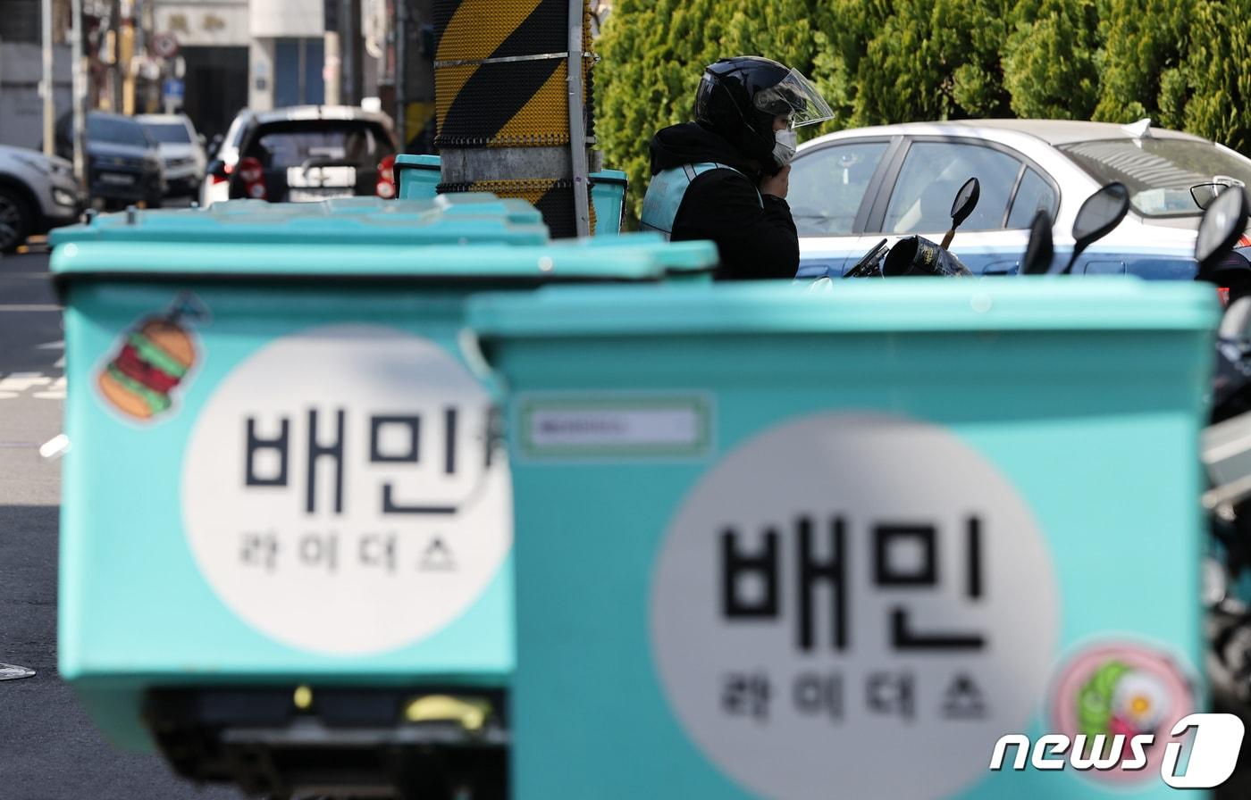 본문 이미지 - 6일 서울 마포구 배민라이더스 중부지사에 배달 오토바이가 줄지어 서있다. 2020.4.6/뉴스1 ⓒ News1 안은나 기자
