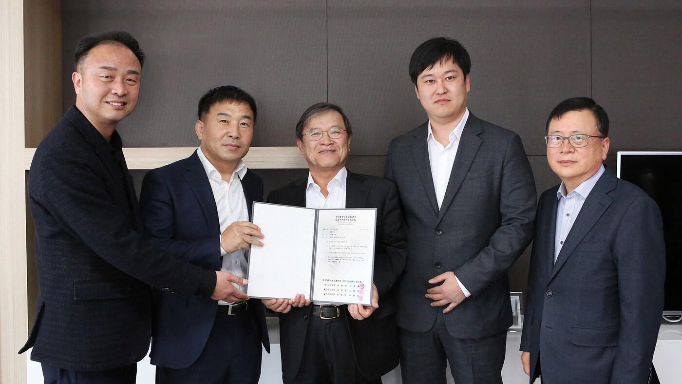 본문 이미지 - 노태영 울산수지공장 노조위원장, 이치훈 여수고무공장 노조위원장, 문동준 금호석유화학 사장, 이용재 울산고무공장 노조위원장, 김선규 금호석유화학 부사장(왼쪽부터) 등 6일 임금 협상 참석자들이 기념촬영을 하고 있다.(금호석유화학 제공) ⓒ 뉴스1