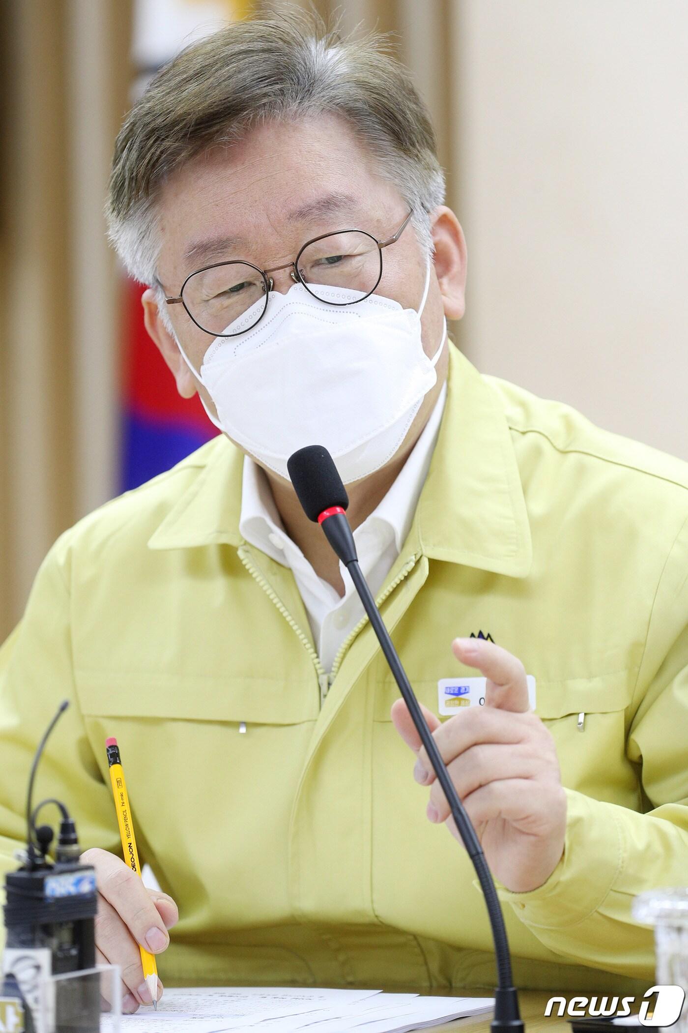 본문 이미지 - 이재명 경기도지사가 6일 오후 경기도청 상황실에서 열린 배달앱 독과점 및 불공정거래 관련 대책 회의에서 인사말을 하고 있다.(경기도 제공) ⓒ 뉴스1