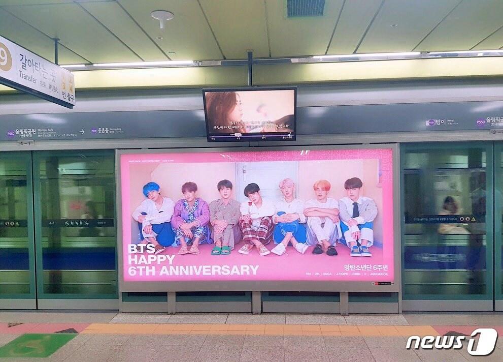 본문 이미지 - 지하철에 게재된 방탄소년단 광고의 모습&#40;서울교통공사 제공&#41; ⓒ 뉴스1