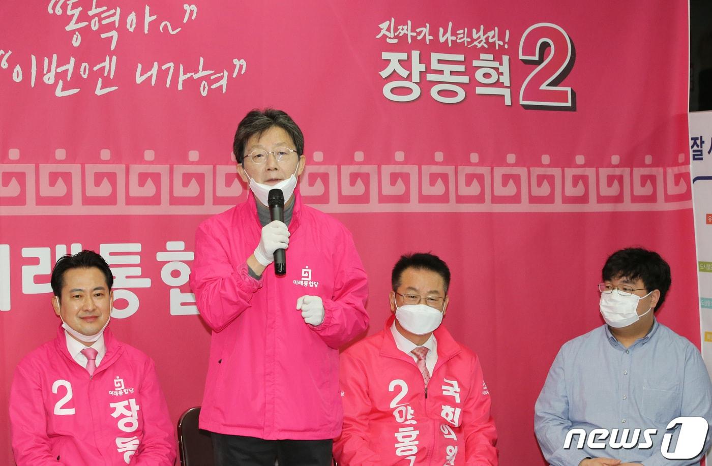 본문 이미지 - 2020년 4월 7일 유승민 미래통합당 의원이 대전 유성구 장동혁(왼쪽) 유성구갑 후보 사무실에서 열린 청년 간담회에 참석해 인사말을 하고 있다. 2020.4.7 ⓒ 뉴스1 김기태 기자